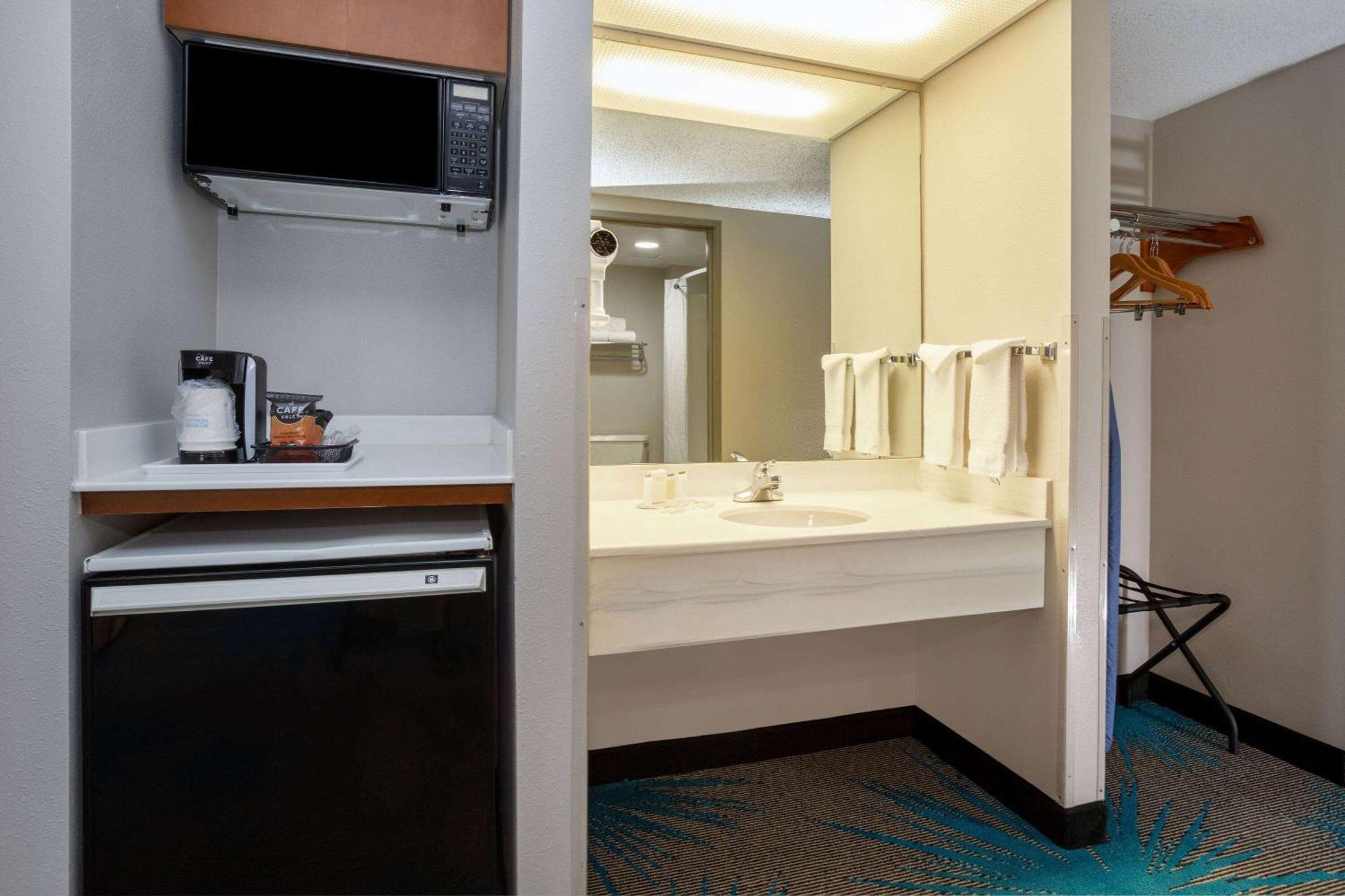 Days Inn & Suites By Wyndham Denver International Airport Екстер'єр фото