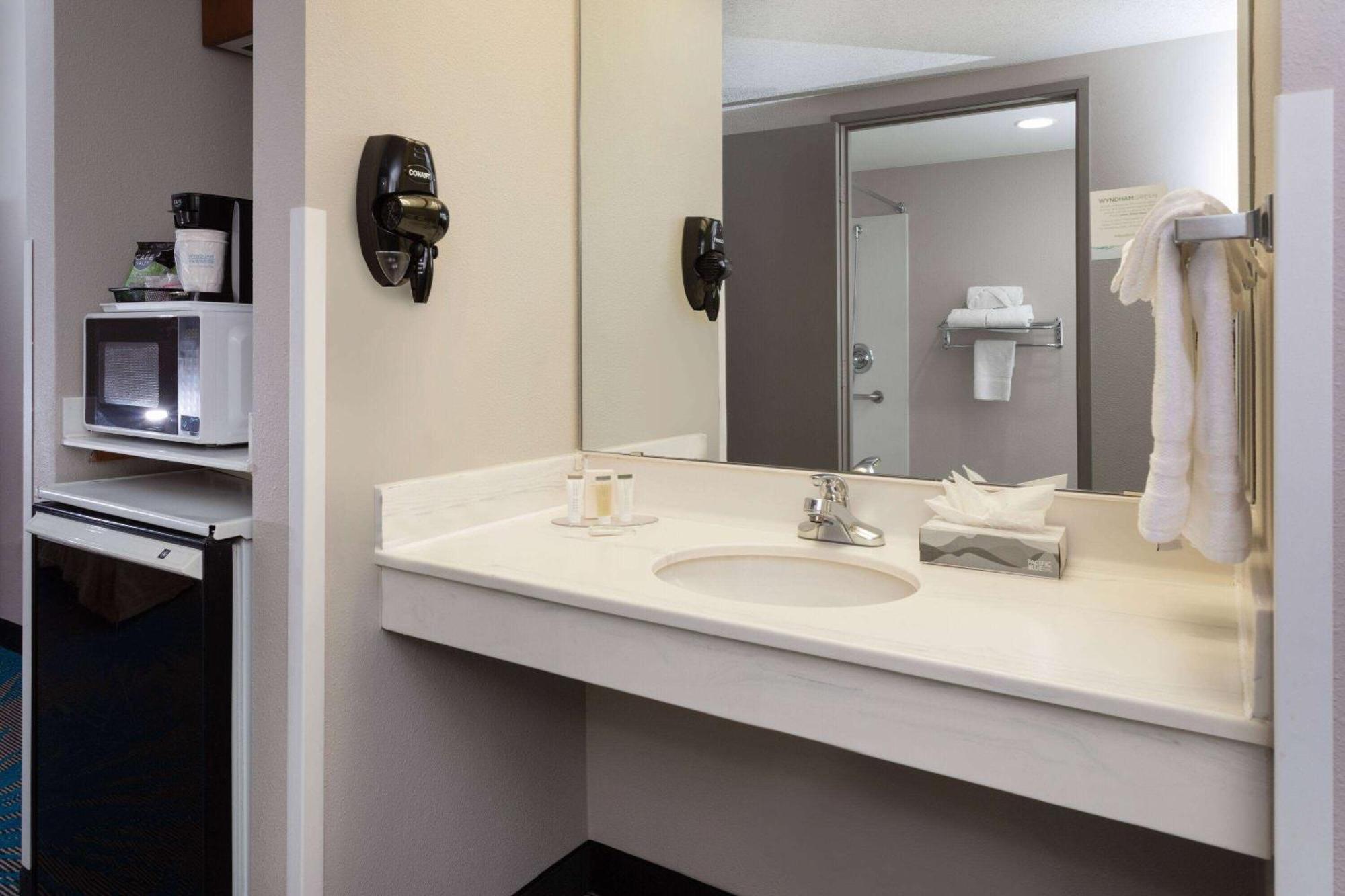 Days Inn & Suites By Wyndham Denver International Airport Екстер'єр фото