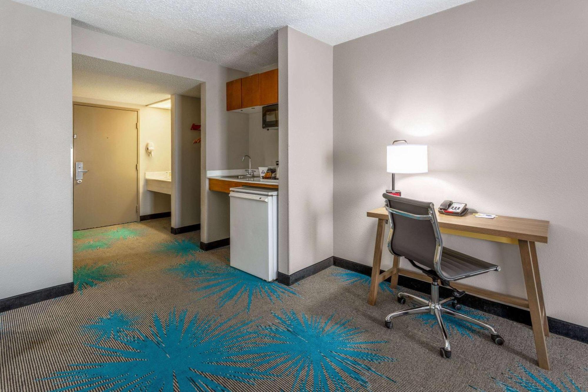 Days Inn & Suites By Wyndham Denver International Airport Екстер'єр фото