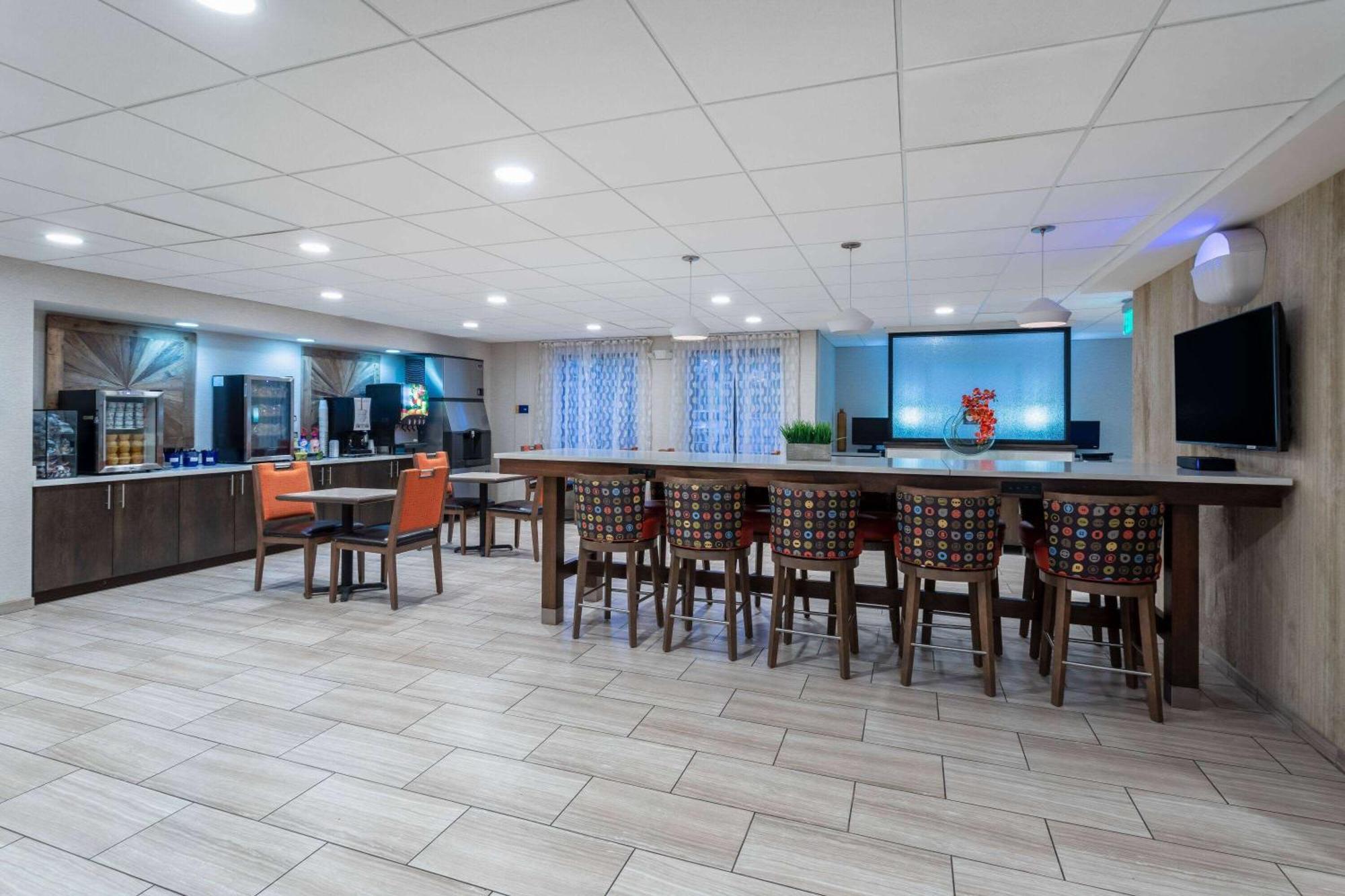 Days Inn & Suites By Wyndham Denver International Airport Екстер'єр фото
