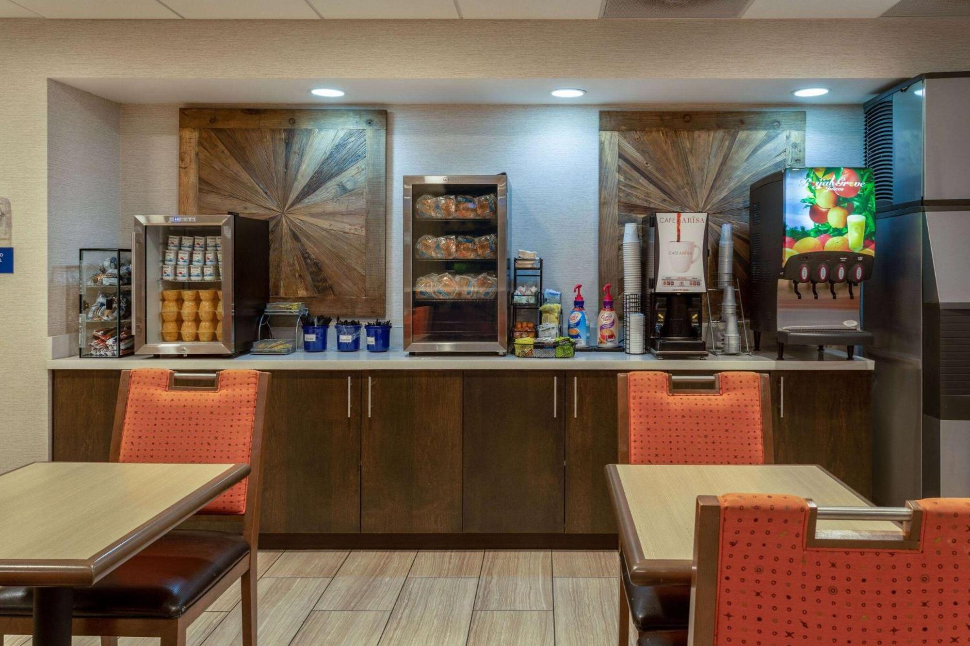 Days Inn & Suites By Wyndham Denver International Airport Екстер'єр фото
