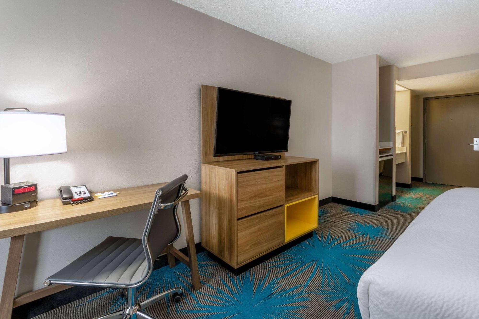 Days Inn & Suites By Wyndham Denver International Airport Екстер'єр фото
