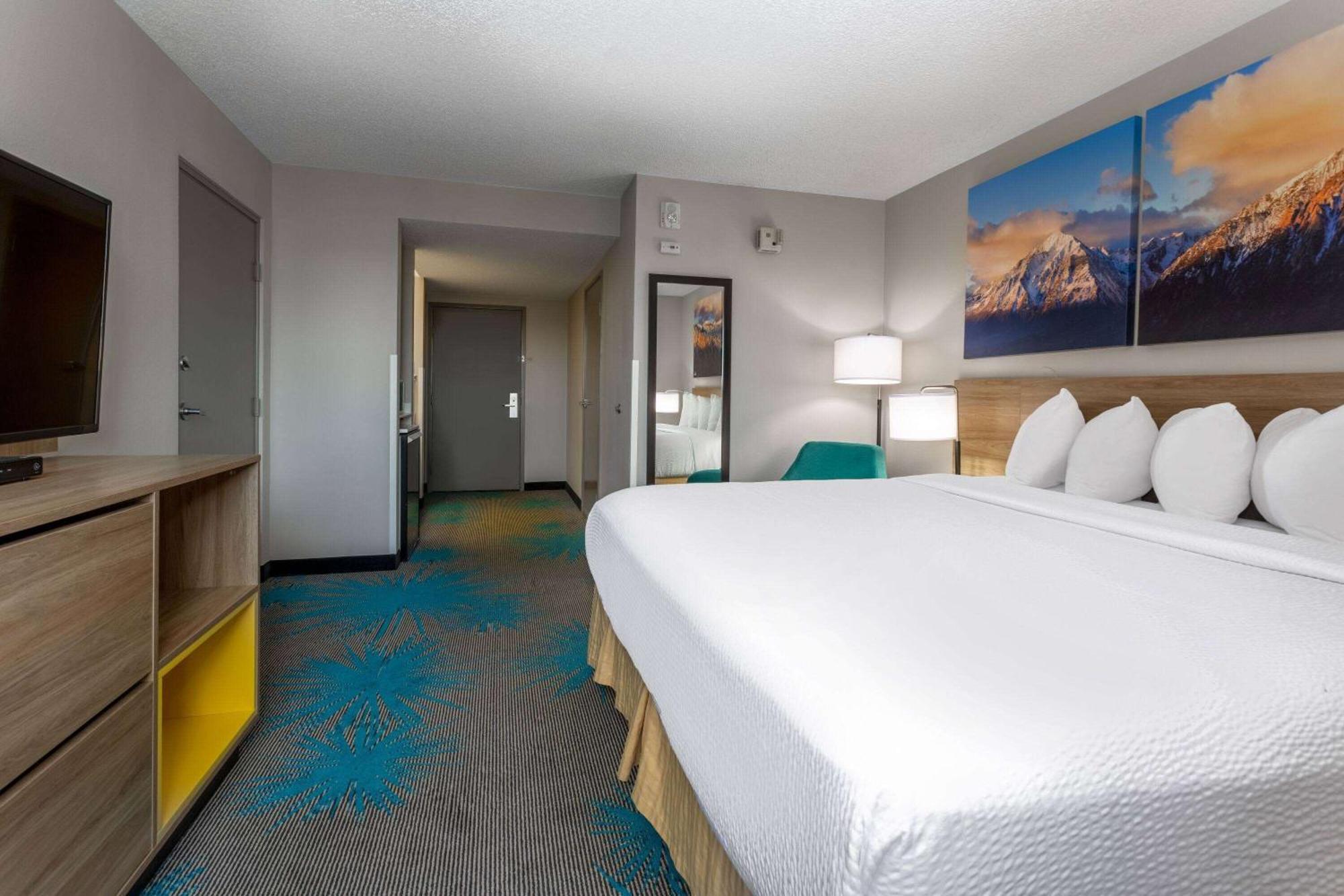 Days Inn & Suites By Wyndham Denver International Airport Екстер'єр фото