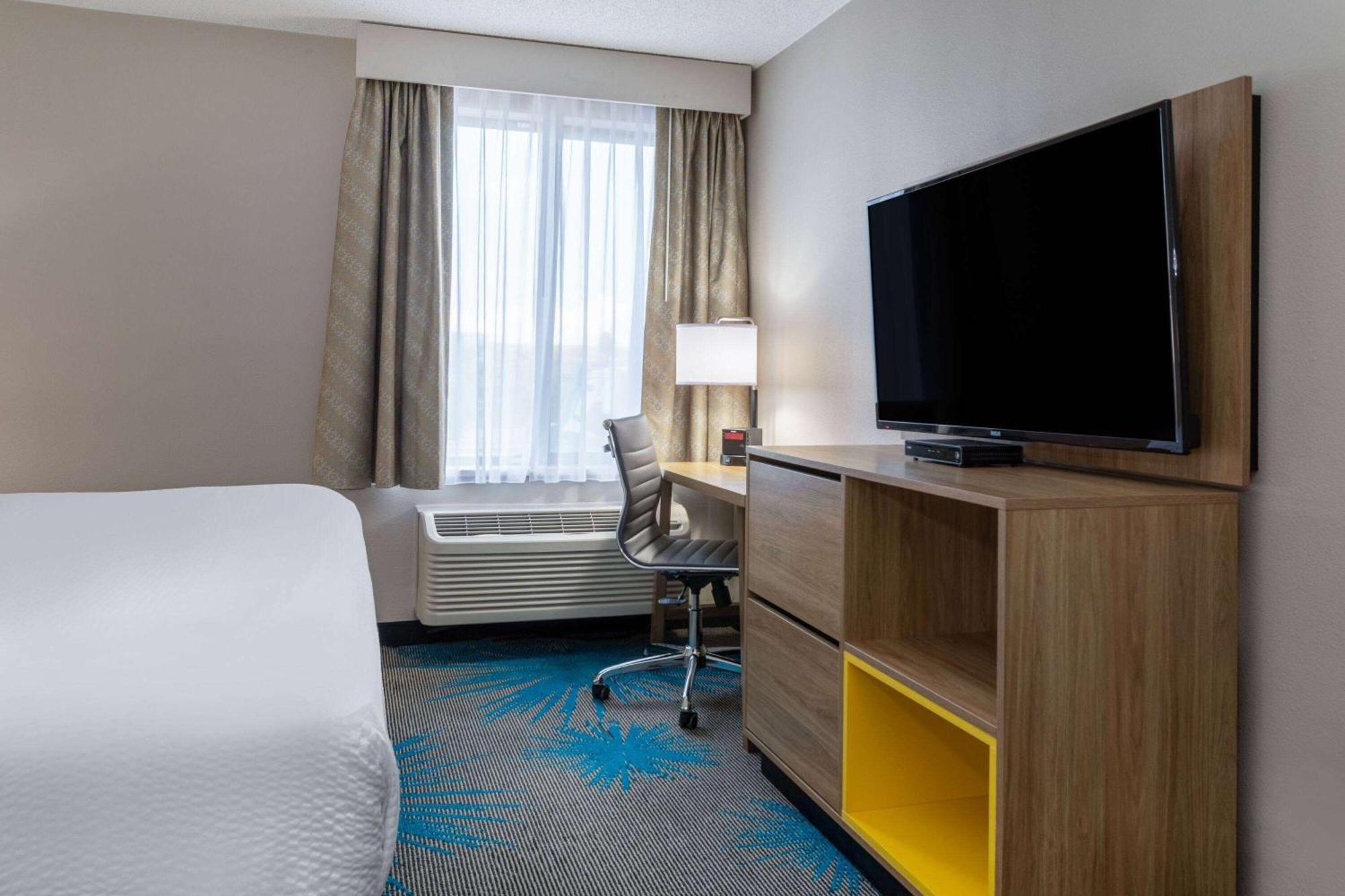 Days Inn & Suites By Wyndham Denver International Airport Екстер'єр фото