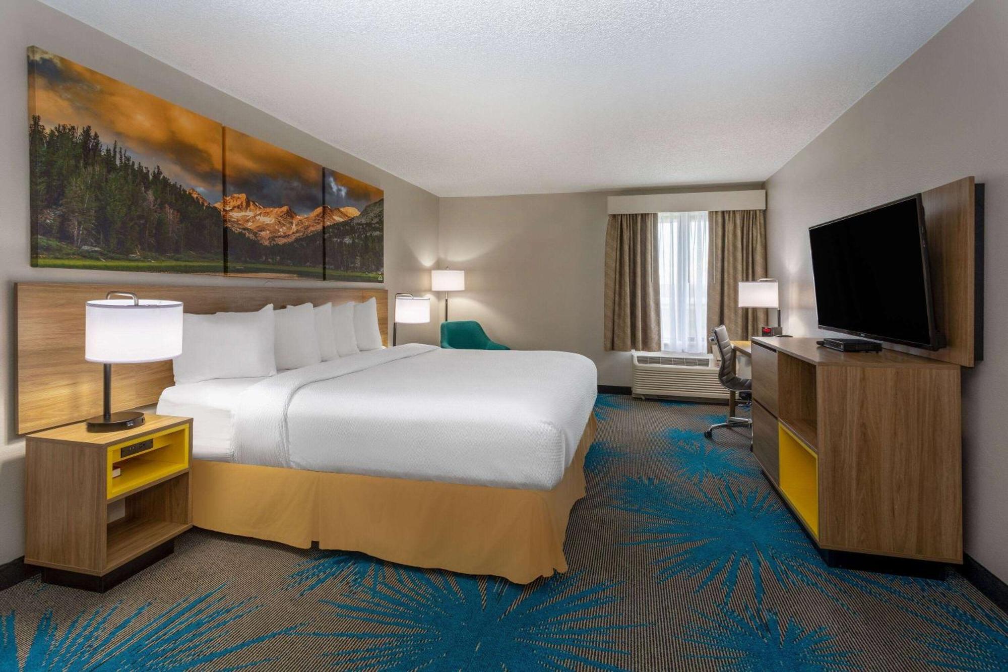 Days Inn & Suites By Wyndham Denver International Airport Екстер'єр фото