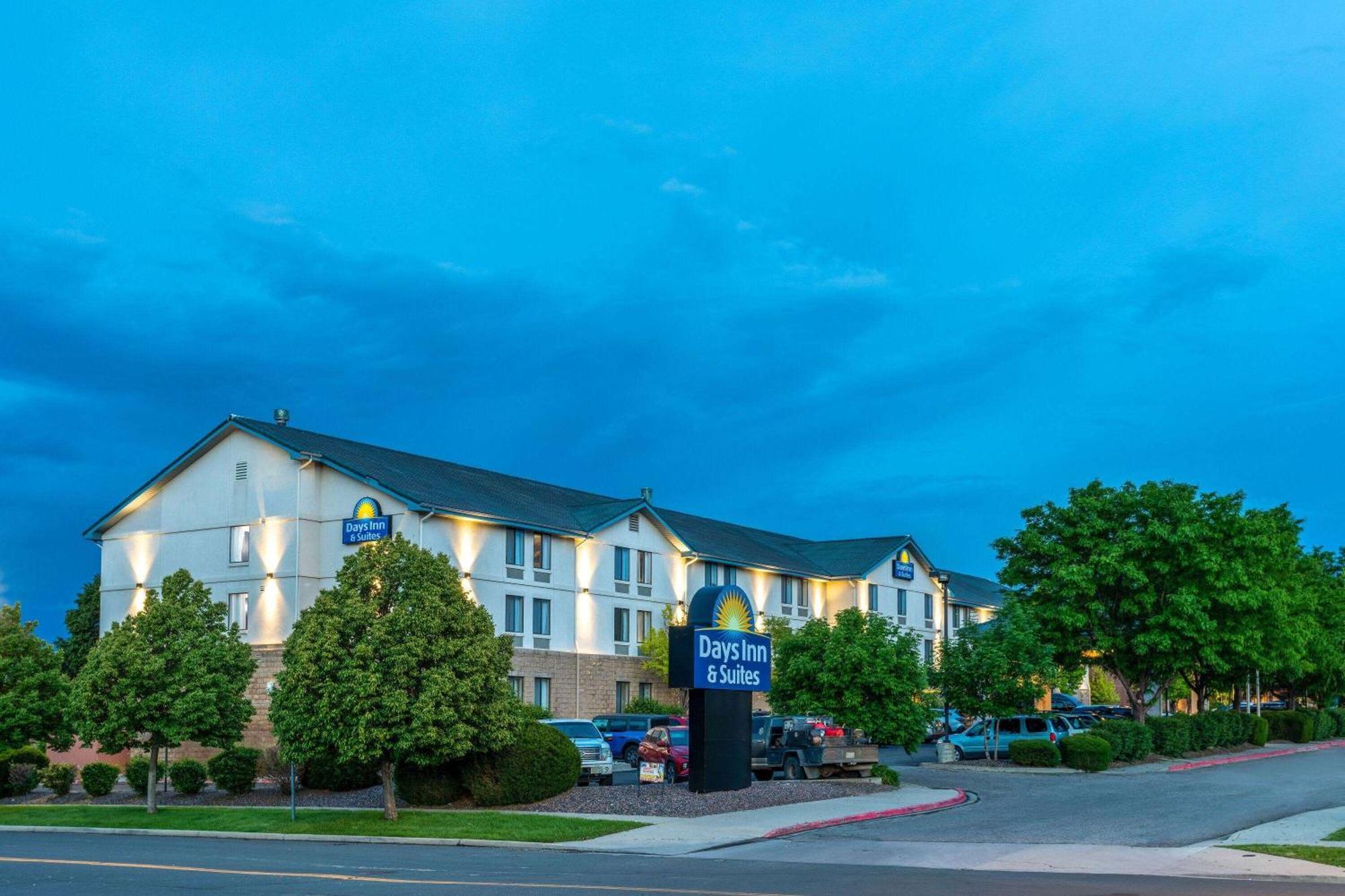 Days Inn & Suites By Wyndham Denver International Airport Екстер'єр фото