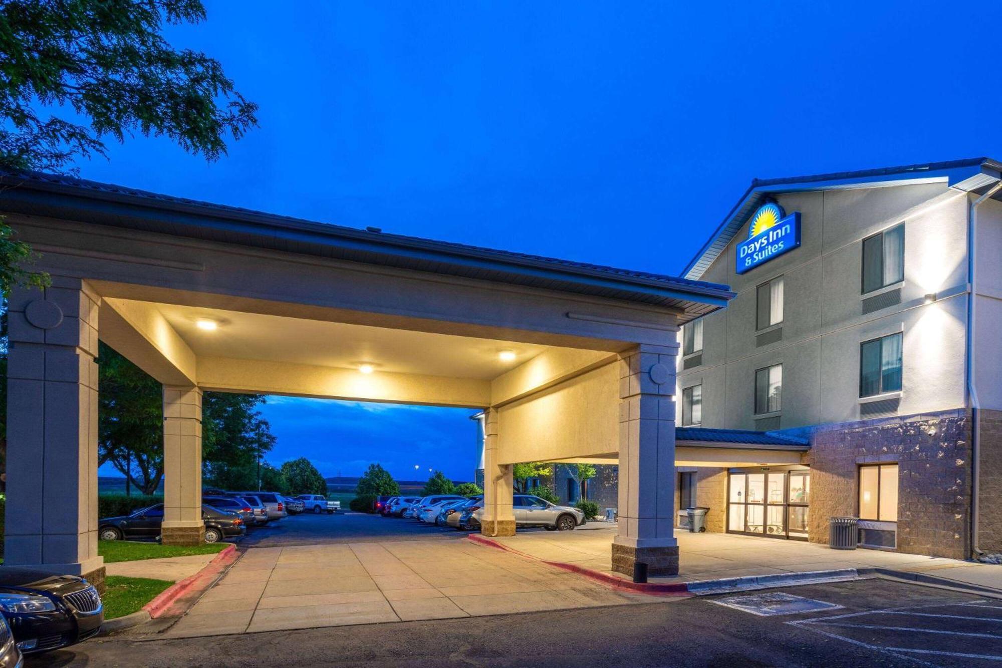 Days Inn & Suites By Wyndham Denver International Airport Екстер'єр фото