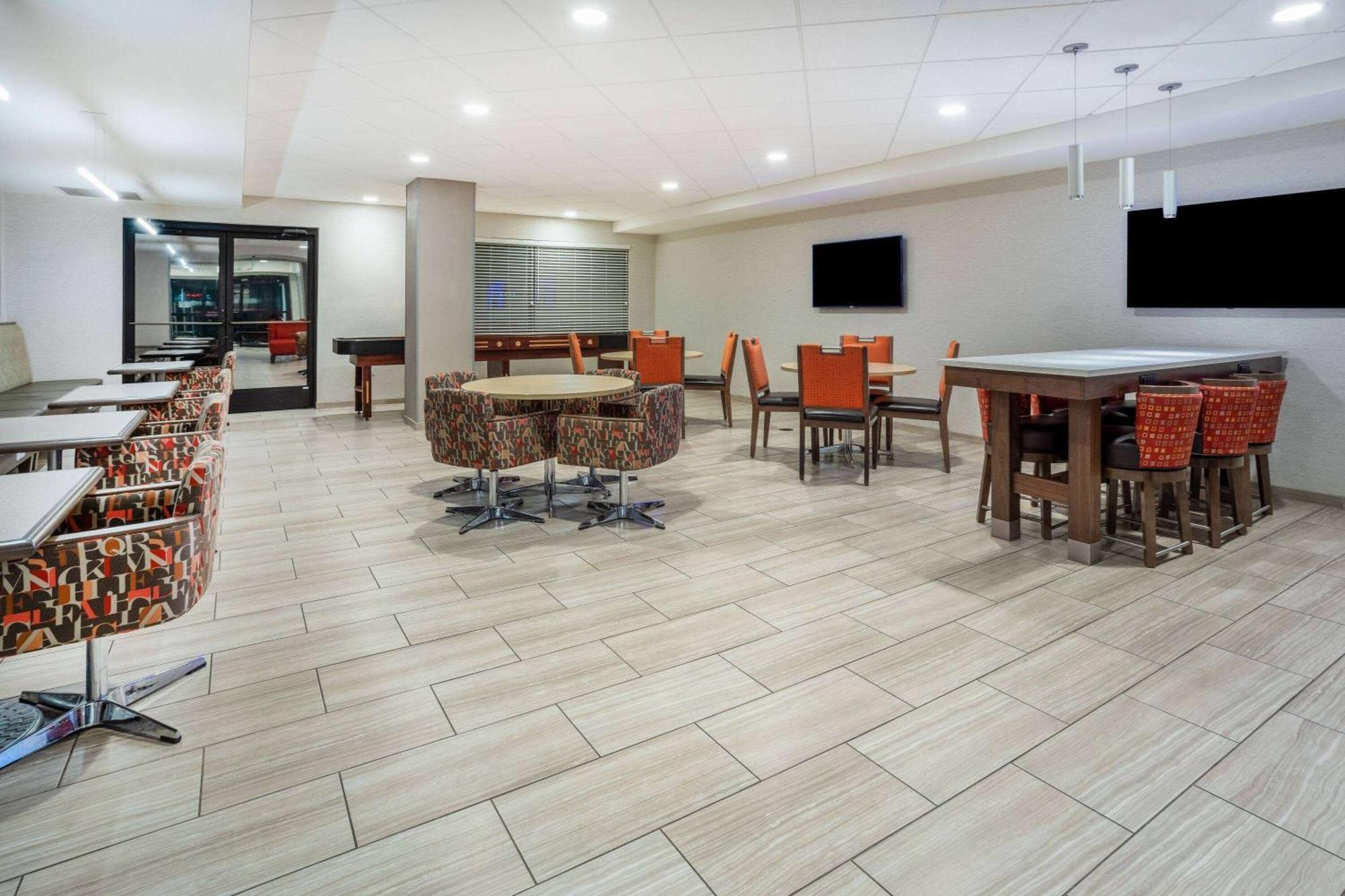 Days Inn & Suites By Wyndham Denver International Airport Екстер'єр фото