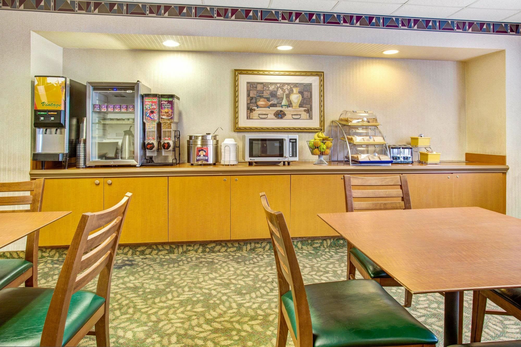 Days Inn & Suites By Wyndham Denver International Airport Екстер'єр фото