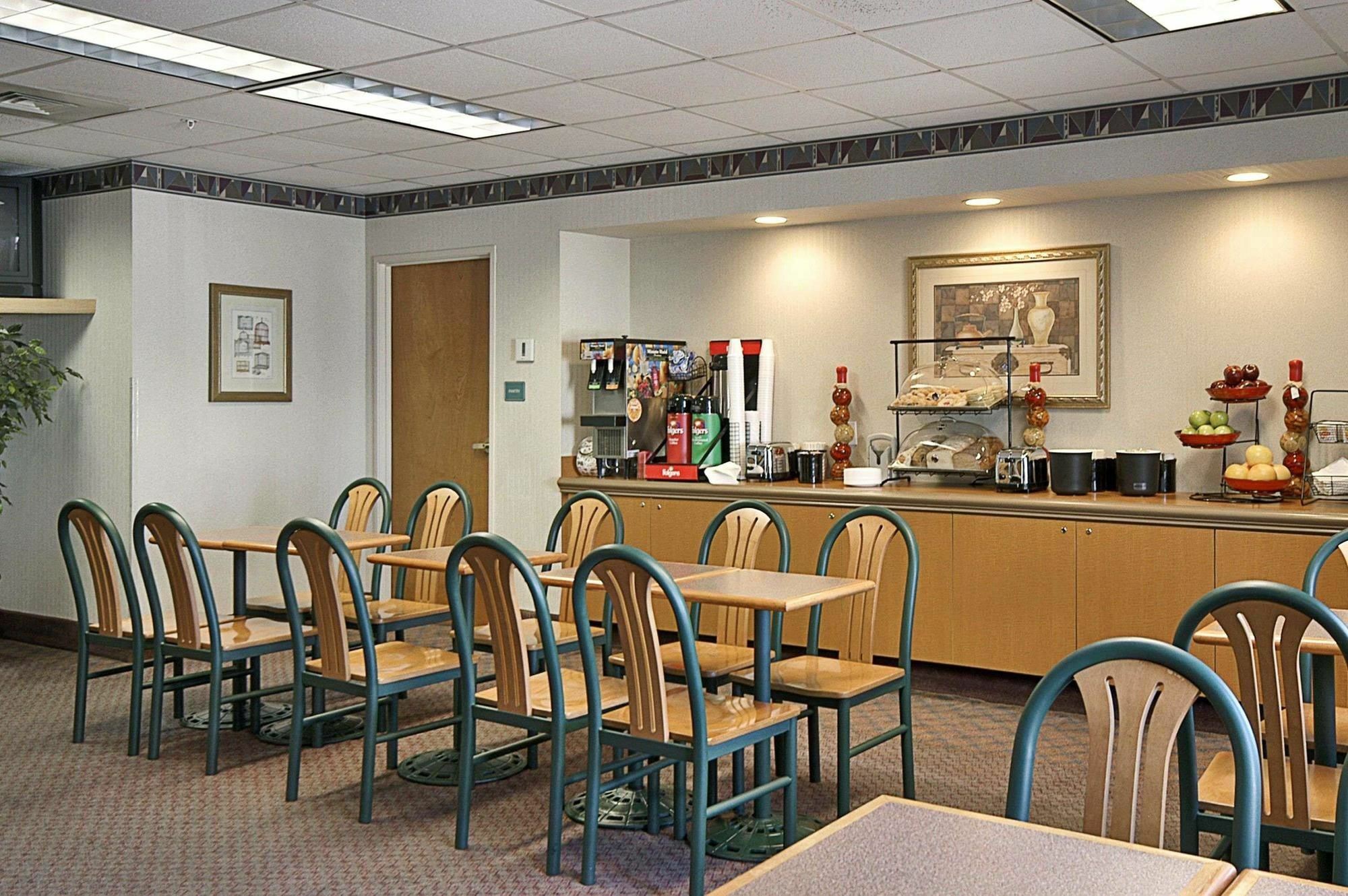 Days Inn & Suites By Wyndham Denver International Airport Екстер'єр фото